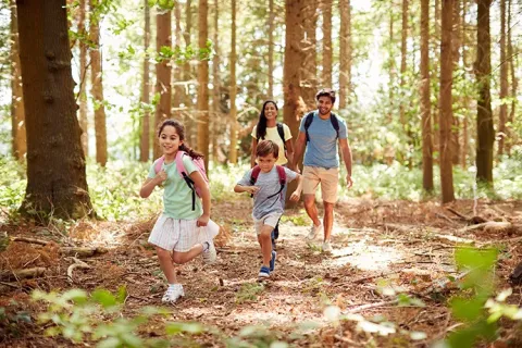 Familia hace senderismo en las caminatas de Colsubsidio