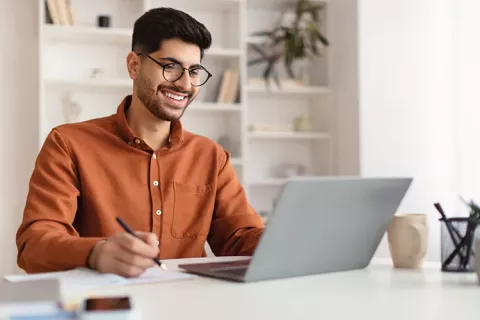Hombre diligencia su formulario de afiliación Colsubsidio