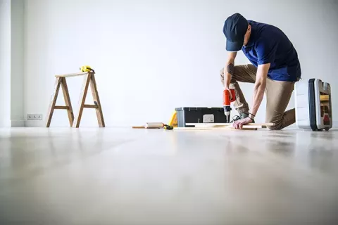 Hombre pinta las paredes de su apartamento