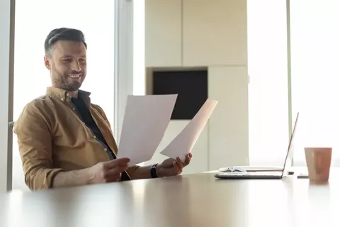 Hombre revisa sus certificados de afiliación a Colsubsidio