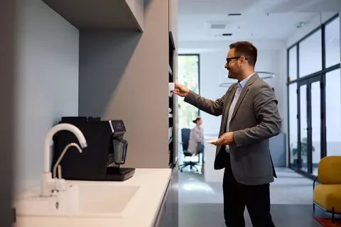 Hombre sirviéndose cafe