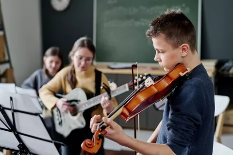 Jóvenes tocando instrumentos musicales