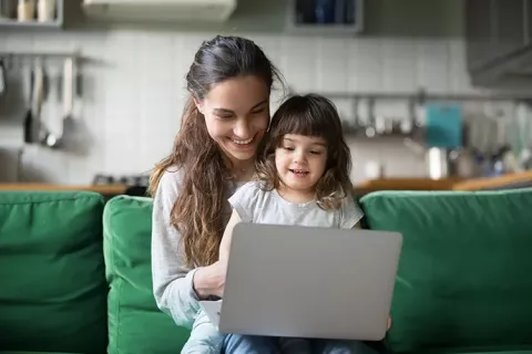 Madre descarga su certificado de afiliación desde el computador