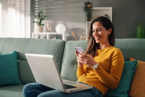 Mujer frente al computador