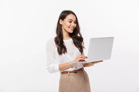 Mujer frente a su computador