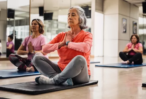 Mujer mayor hace yoga en Clubes Colsubsidio