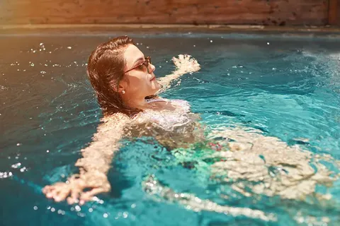 Mujer en piscina