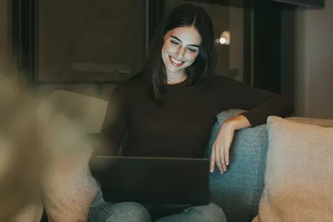 Mujer revisa su afiliación a Colsubsidio