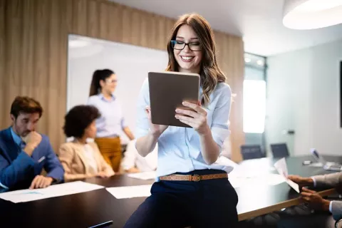 Mujer viendo su tablet