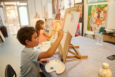Niño pintan en los cursos de manualidades de Colsubsidio