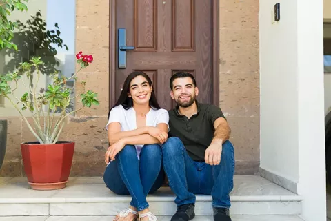 Pareja en su casa