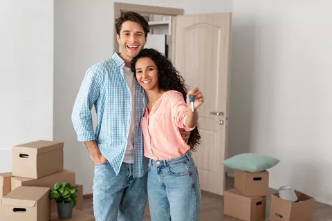 Pareja sostiene las llaves de su vivienda Colsusbidio