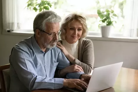 Pareja mayor frente a computador