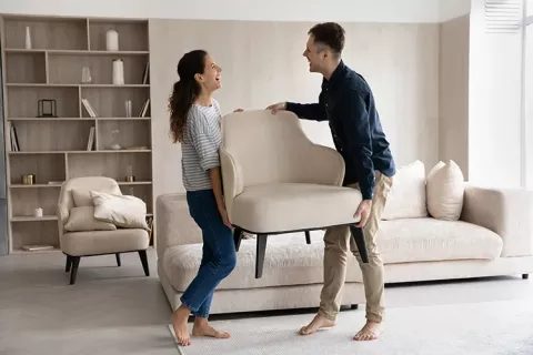 Pareja mueves sus muebles de su vivienda Colsubsidio