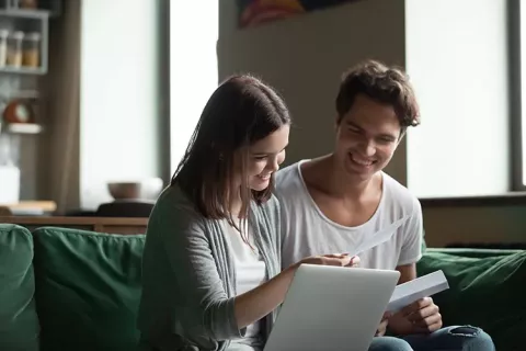 Pareja revisando papeles