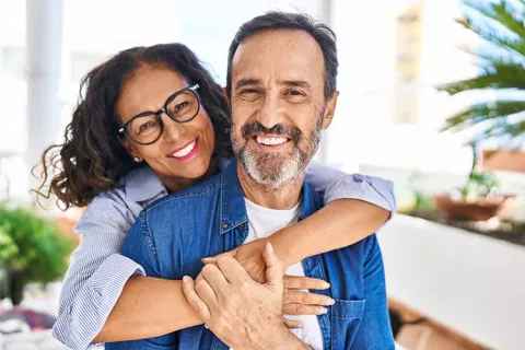 Adultos felices visitan los Hoteles Colsubsidio