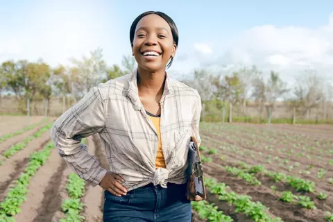Mujer cultiva en sus huertas