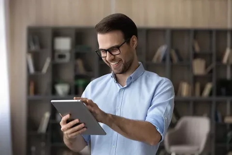 Hombre mira su tablet