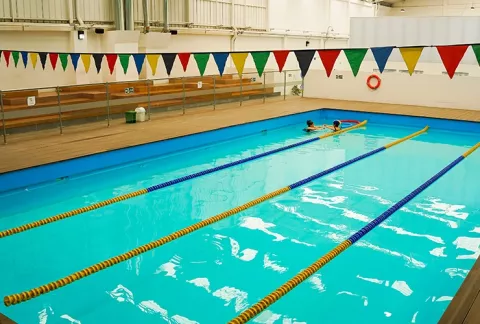 Niños en piscina del Bloc Piscina Suba Colsubsidio