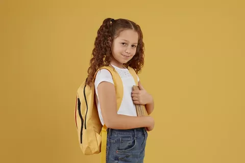 Niña con bono escolar 