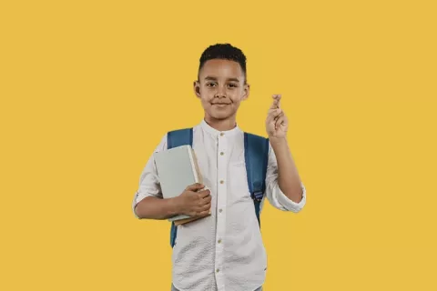 Niño con bono de lonchera