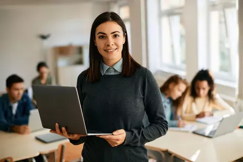 Mujer joven en entorno laboral