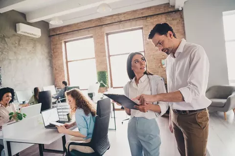 Jóvenes en entorno laboral