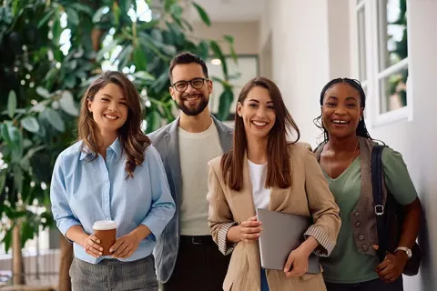 Personas en equipo sonriendo