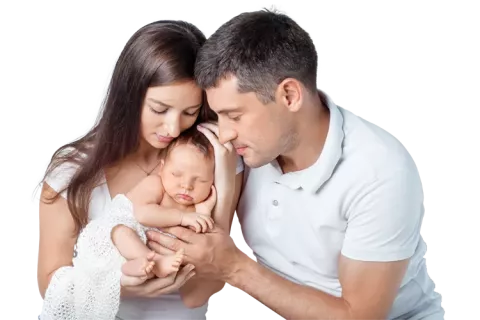 Bebé con sus papás en estimulación motriz