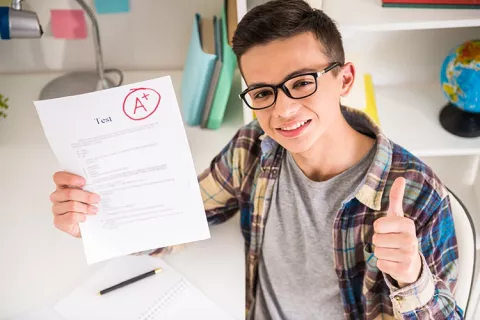 Niño estudiando inglés en Colegios Colsubsidio