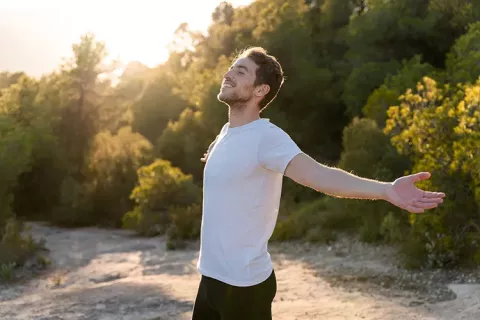 Hombre relajado en la naturaleza