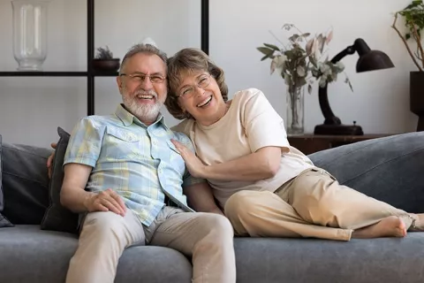 Pareja con implantes dentales Dentivip