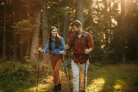 Adultos jóvenes caminando en un paisaje colombiano
