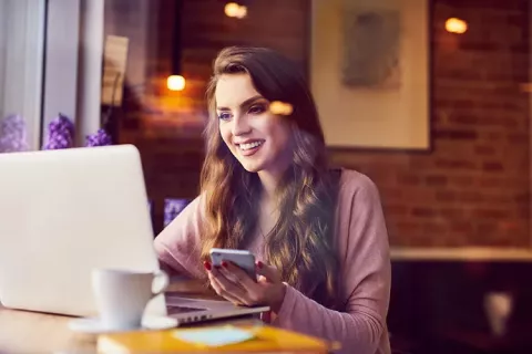Mujer con su celular