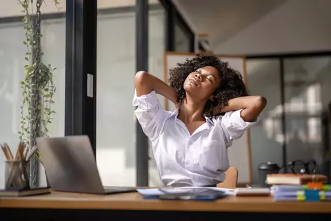 Mujer haciendo pausa activa lúdica