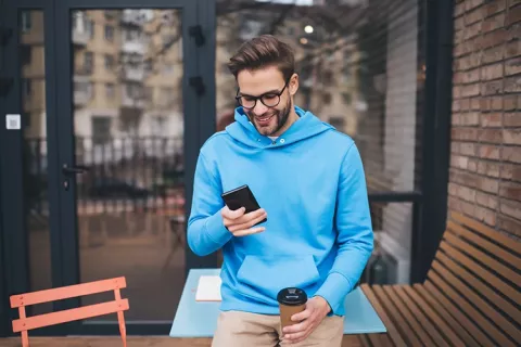 Hombre viendo el celular