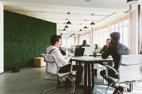 Personas reunidas hablando de operaciones seguras