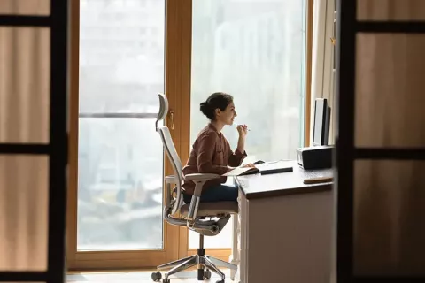 Mujer investigando sobre sostenibilidad