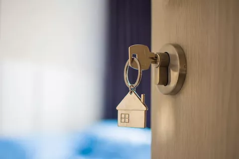 Puerta abierta con un llavero de casa