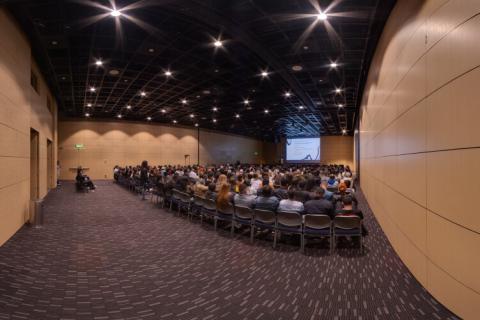Personas están reunidas en un evento Colsubsidio