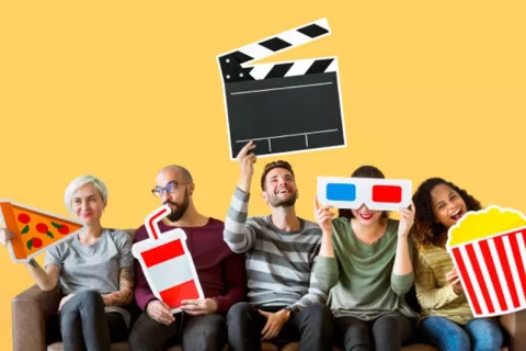 Personas en un sillón con figuras alusivas a cine
