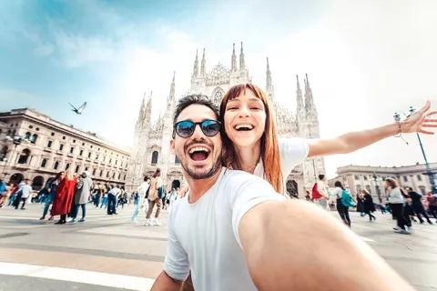 Pareja tomándose una selfie con una iglesia detrás