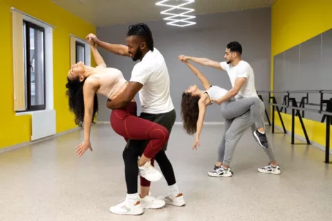 Personas bailando en pareja