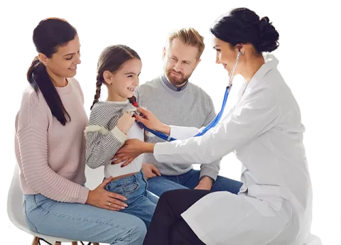 Doctora revisando a niña junto a su familia