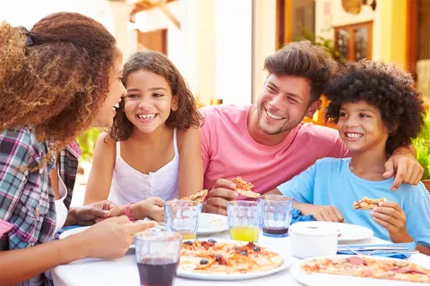 Una familia desayuna en el Club La Colina.