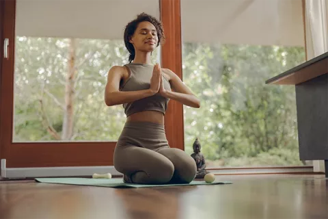 Una mujer practicando yoga.