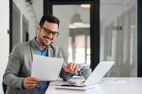 Hombre sonriente revisando documentos
