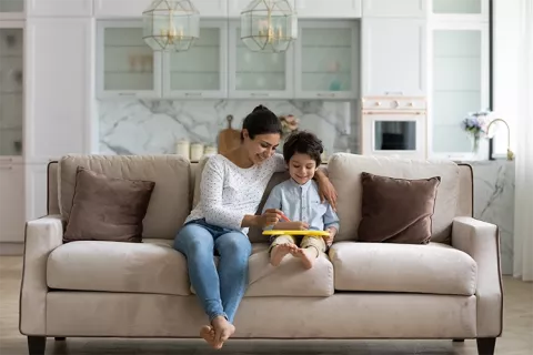 Familia disfrutando de la lectura en su sala