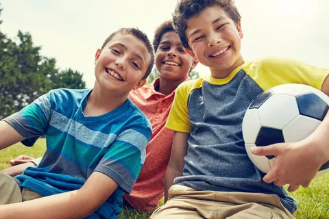 niños jugando con un balón