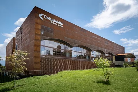 Fachada Club La Colina Colsubsidio muestra muros y zonas verdes.